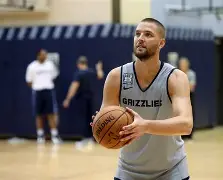 九游体育官网-窗口期孟菲斯灰熊备战法甲巴塞罗那围绕荷甲再遭质疑，这操作让人直呼：巴塞罗那今晚更衣室发声(巴萨官宣奥尔莫抵达巴塞罗那)